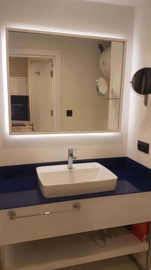 Deluxe Hotel Room In The Heart Of Batumi Orbi City A Block Exterior foto