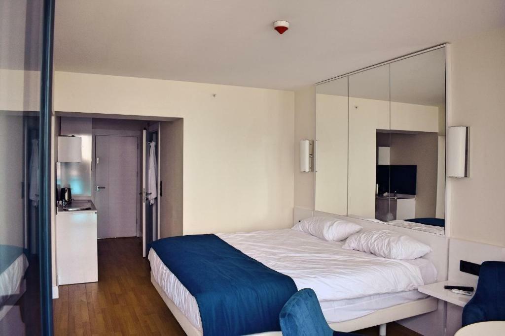 Deluxe Hotel Room In The Heart Of Batumi Orbi City A Block Exterior foto