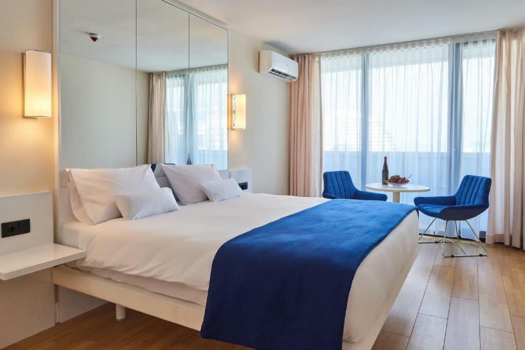 Deluxe Hotel Room In The Heart Of Batumi Orbi City A Block Exterior foto